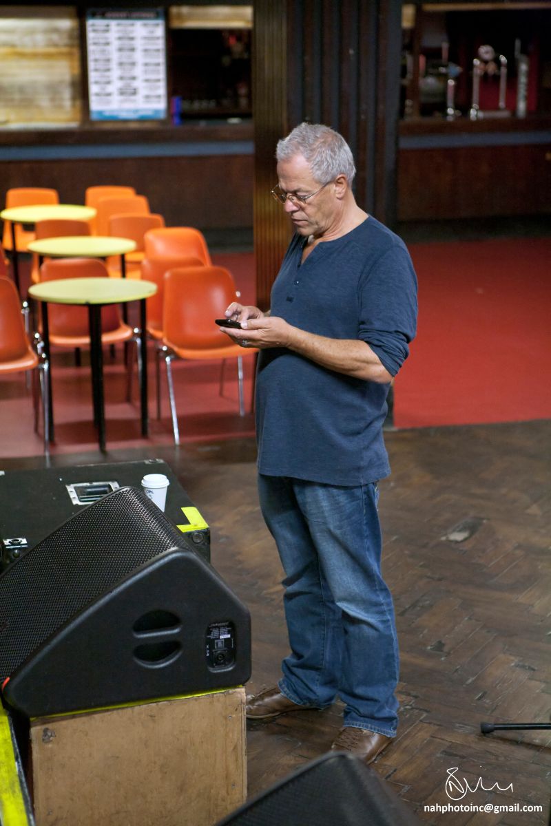 chris_lewis_sound_engineer_kokomo_soundcheck_100_club_2014_by_neil_holmes_nahphotoinc@gmail